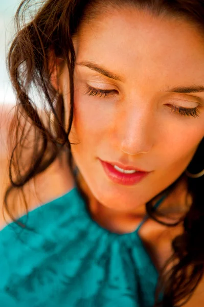 Mulher muito jovem com olhar quente e sorriso sexy sentado na praia — Fotografia de Stock