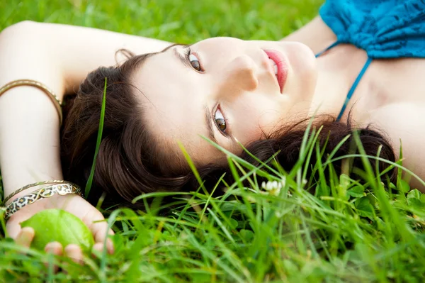 Chica morena bonita usando vestido elegante relajante al aire libre en g — Foto de Stock