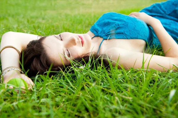 Mulher morena bonita vestindo vestido elegante relaxante ao ar livre em — Fotografia de Stock