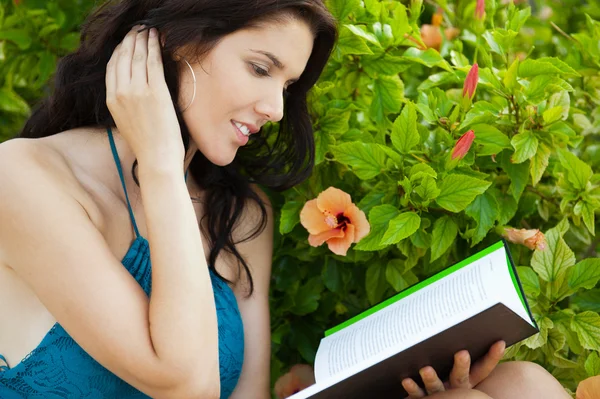Wanita dewasa yang cukup santai membaca buku di taman — Stok Foto