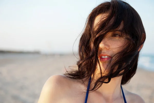 Hermosa joven atractiva en la playa de pie, admirando — Foto de Stock