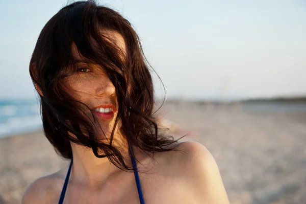 Schöne attraktive junge Frau am Strand stehend und bewundernd — Stockfoto