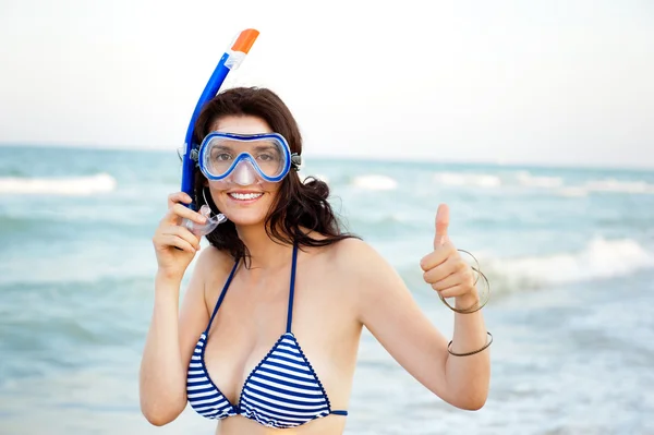 Mulher hispânica jovem com pele molhada e com um snorkel de pé o — Fotografia de Stock