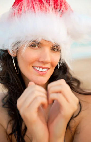 크리스마스 모자 보여주는 심장 모양 입고 젊은 아름 다운 여자 — 스톡 사진
