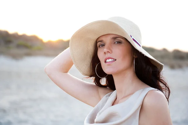 Retrato de verão de mulher bonita usando chapéu. Férias em quente — Fotografia de Stock