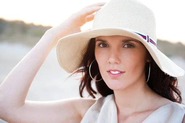 Latem portret pięknej kobiety w kapeluszu. wakacje w ciepłych — Zdjęcie stockowe