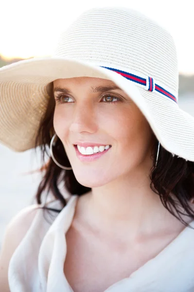 Ritratto estivo di bella donna che indossa il cappello. Vacanza al caldo — Foto Stock