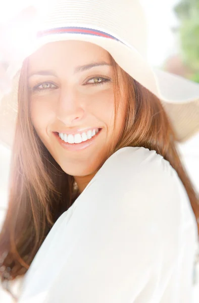 Retrato de close-up de uma bela jovem mulher tendo um pensamento feliz — Fotografia de Stock