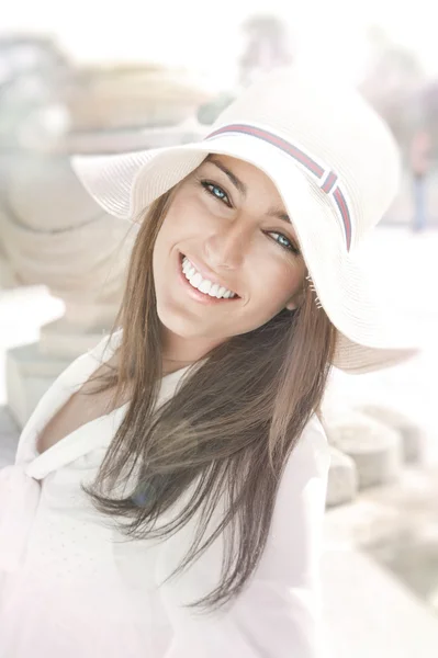 Closeup πορτρέτο του μια όμορφη νεαρή γυναίκα έχοντας μια ευτυχισμένη thoug — Φωτογραφία Αρχείου