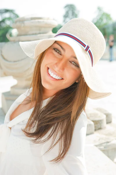 Portret van vrij vrolijke vrouw dragen witte jurk en stro — Stockfoto