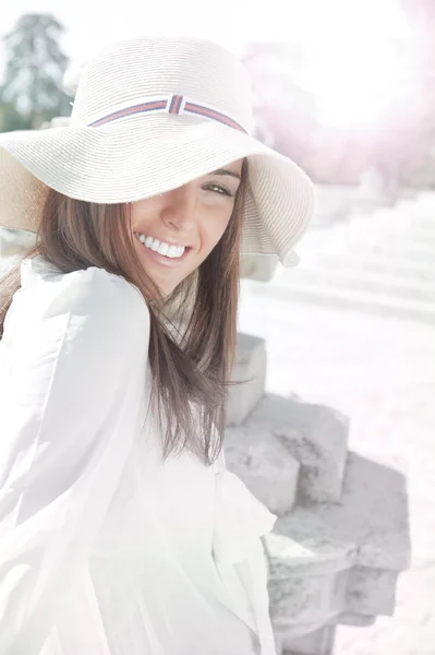 Retrato de cerca de una hermosa joven teniendo un pensamiento feliz —  Fotos de Stock