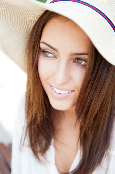 Mooie jonge elegante vrouw dragen van hoed buiten in het park, die ze is — Stockfoto