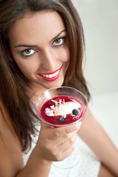 Retrato de una joven mujer hermosa comiendo un helado en la cafetería —  Fotos de Stock