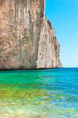 İspanyol sahil şeridi, sakin vahşi Beach parlak görünümü. temiz medi