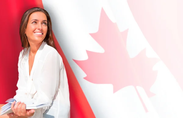 Portret van vrij jonge vrouw bedrijf boek in haar armen. Canadia — Stockfoto