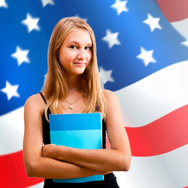 Portrét knihy hospodářství pěknou mladou ženu v náručí. USA fla — Stock fotografie