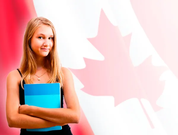 Portrét knihy hospodářství pěknou mladou ženu v náručí. Canadia — Stock fotografie