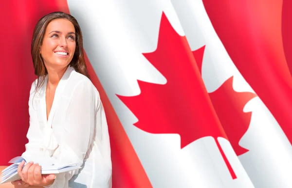 Portrét knihy hospodářství pěknou mladou ženu v náručí. Canadia — Stock fotografie