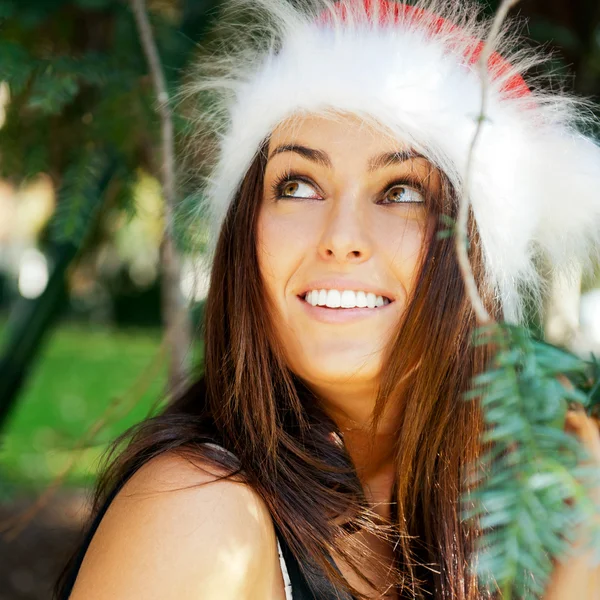 Retrato de uma jovem mulher sexy sorrindo em um parque e olhando para — Fotografia de Stock