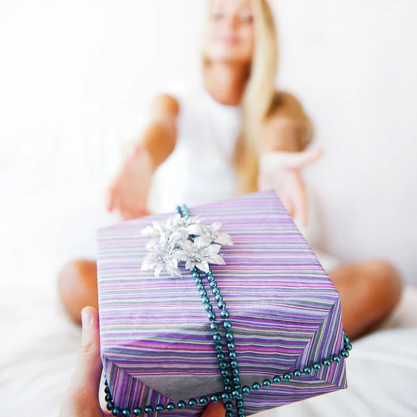 Il fidanzato fa un regalo alla sua ragazza domattina. Lo e '. — Foto Stock
