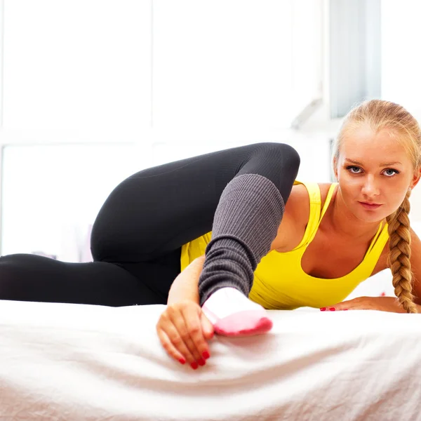 Портрет красивой молодой женщины, делающей упражнения у себя дома — стоковое фото