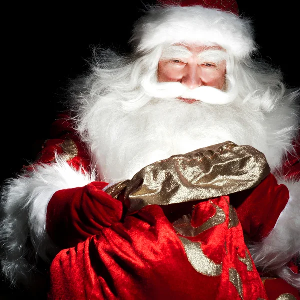 Santa siedzi w Boże Narodzenie pokoju i patrząc na worek — Zdjęcie stockowe