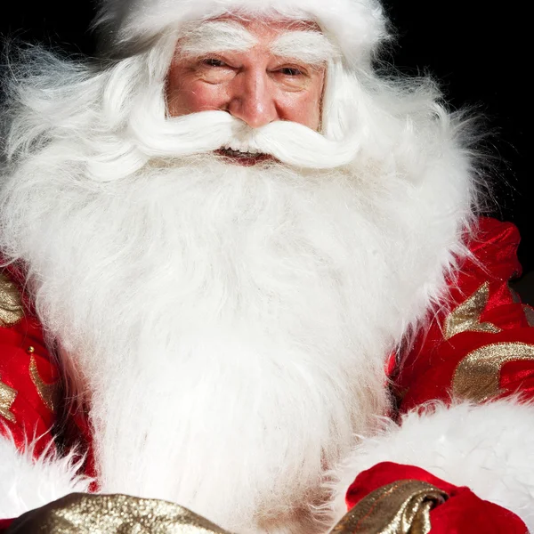 Weihnachtsmann sitzt im Weihnachtszimmer und schaut in den Sack — Stockfoto
