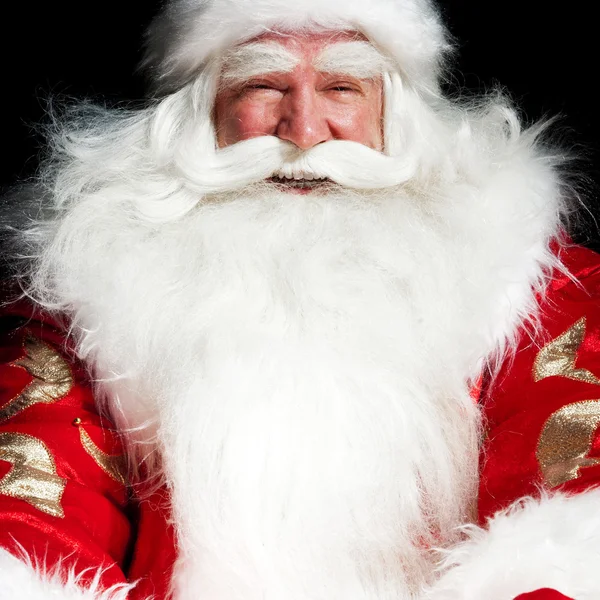 Papai Noel sentado na sala de Natal e olhando para o saco — Fotografia de Stock