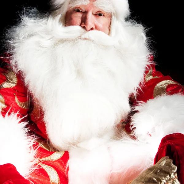 Санта сидит в рождественской комнате и смотрит в мешок — стоковое фото