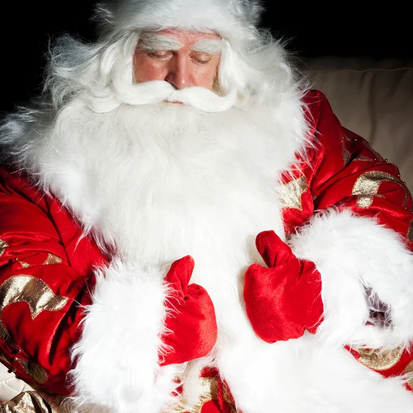 Santa sentado con un saco interior en la sala de noche oscura —  Fotos de Stock