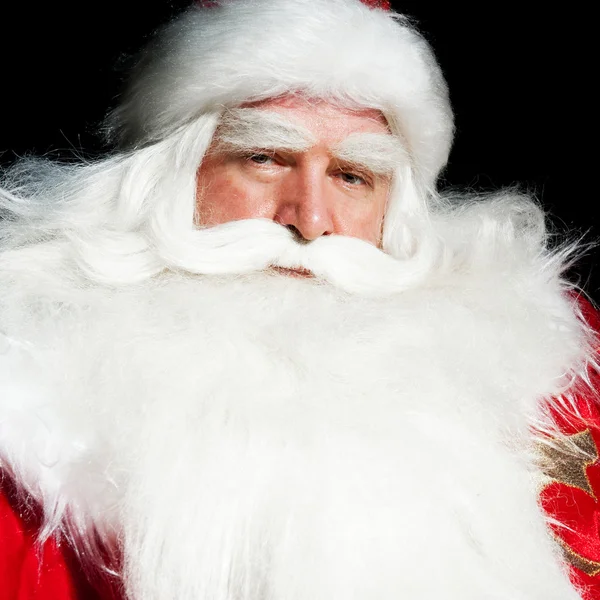 Santa claus portret glimlachend geïsoleerd op een zwarte achtergrond — Stockfoto