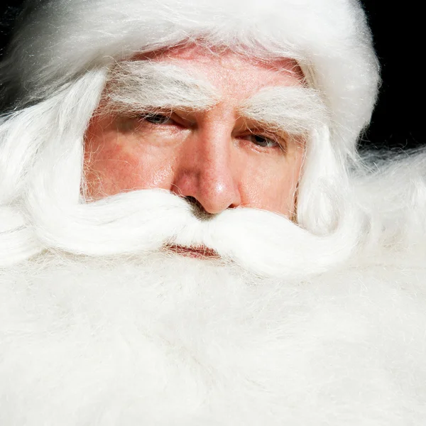 Portrait du Père Noël souriant isolé sur un fond noir — Photo