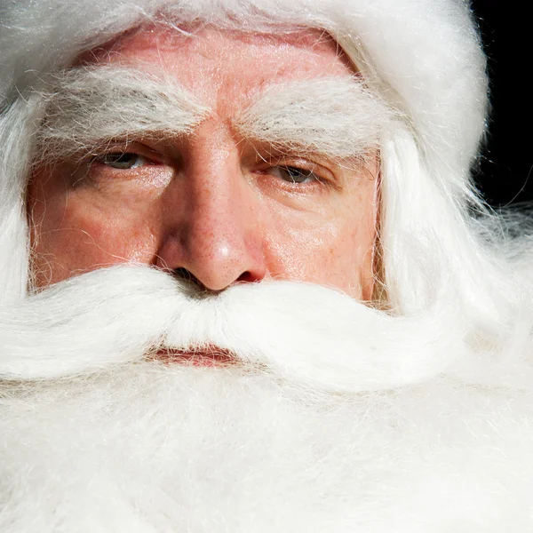 Санта-Клауса портрет посміхаючись ізольованих над чорним фоном — стокове фото