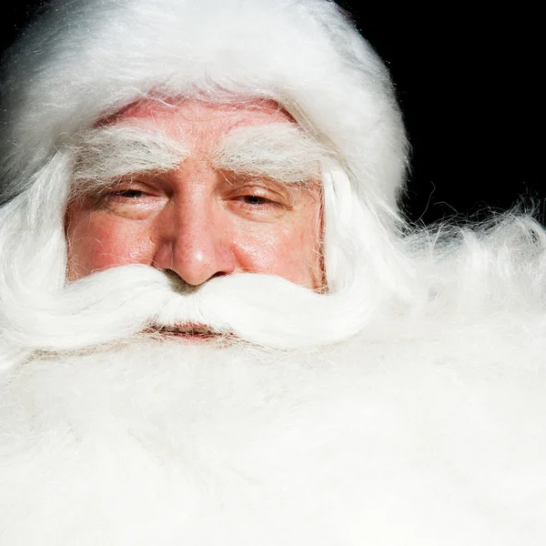 Noel Baba portre siyah bir arka plan üzerinde gülümseyen izole — Stok fotoğraf
