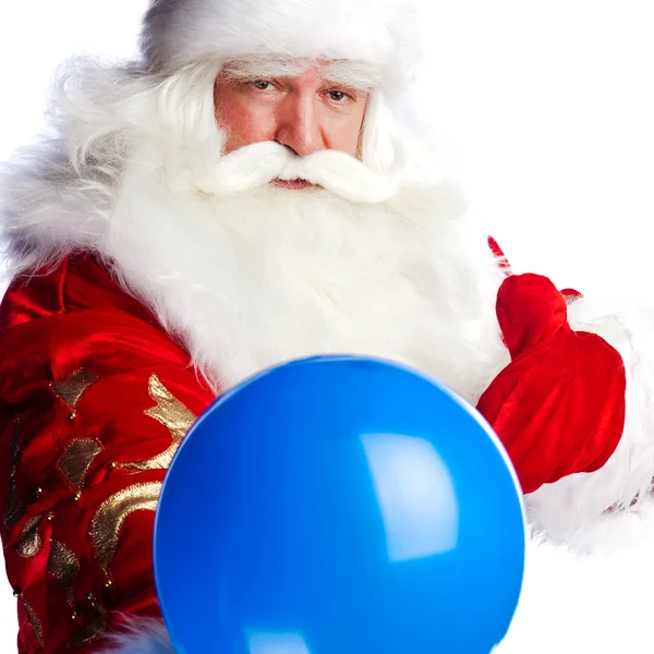 Traditionella jultomten innehav ballonger för barn. isolerade — Stockfoto