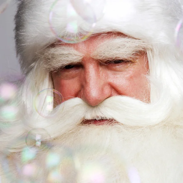 Noel Baba portre gülümseyen izole beyaz bir arka plan bir — Stok fotoğraf