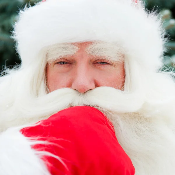 Портрет Санта-Клауса, стоящего с рукой на подбородке — стоковое фото