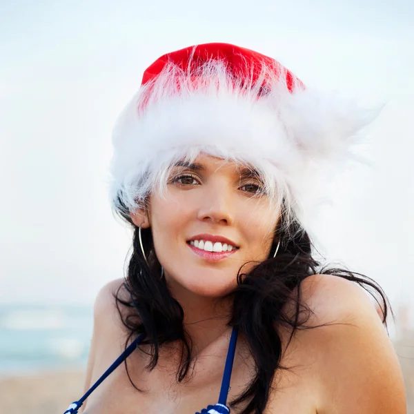 Jeune belle femme portant un chapeau de Noël montrant la forme du cœur — Photo