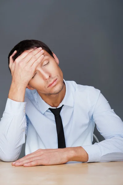 Close-up van een jonge zakenman met een stress. hoofdpijn. weer — Stockfoto
