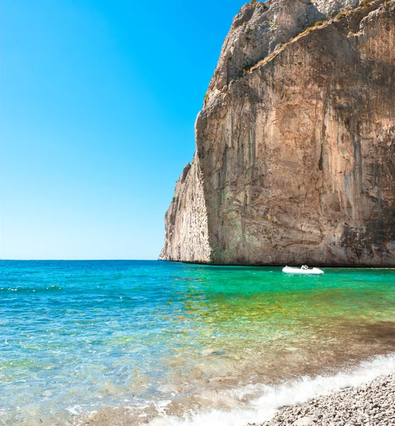 Heldere weergave van kalm wilde strand van Spaanse kustlijn. schone medi — Stockfoto