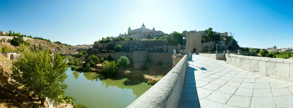 Wunderschöner heller panoramablick auf toledo, spanien — Stockfoto