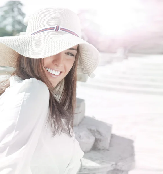 Retrato de mulher muito alegre vestindo vestido branco e palha — Fotografia de Stock