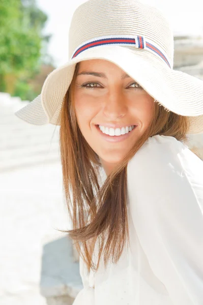 Closeup portret van een mooie jonge vrouw met een gelukkig thoug — Stockfoto