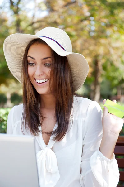 Joven mujer elegante con sombrero de paja y vestido blanco celebración cr — Foto de Stock