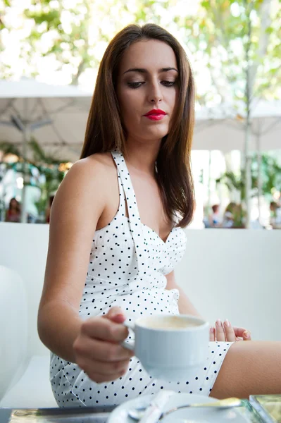 コーヒーのカップを持つかなり若い女性のクローズ アップの肖像画 — ストック写真