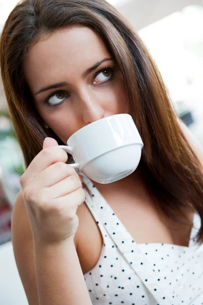 Primo piano ritratto di una bella giovane donna che prende una tazza di caffè — Foto Stock