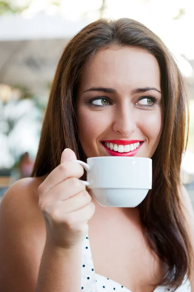 一个年轻漂亮的女性有一杯咖啡的特写肖像 — 图库照片