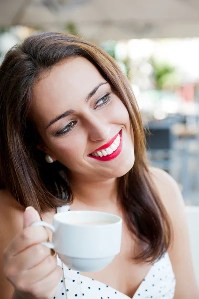 Vértes portré egy csinos, fiatal nő, egy csésze kávé — Stock Fotó