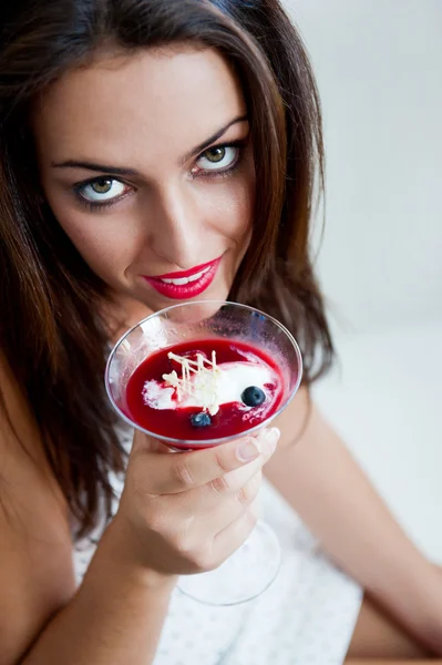 Portret van een jonge mooie vrouw eten een ijsje in café — Stockfoto