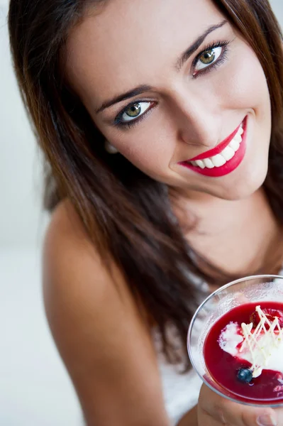 年轻漂亮的女人在咖啡厅吃冰淇淋的肖像 — 图库照片